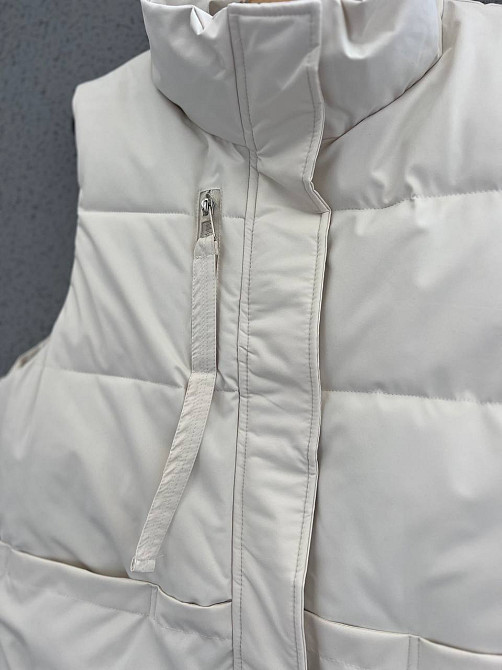 Жилет жіночий JOY ONE 86336 подовжений кишені блискавка стрічка комір стійка без капюшона молочний,  Одеса - фото 5