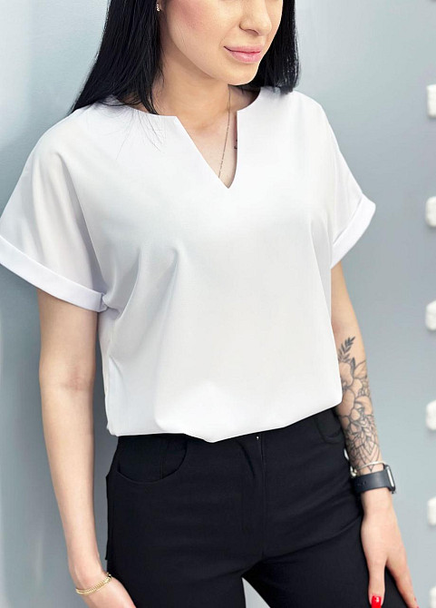 Женская блузка с вырезом и коротким рукавом 