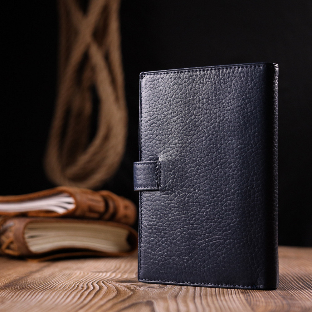 Вертикальное мужское портмоне с хлястиком из натуральной кожи KARYA 21190 Синий Киев - изображение 8