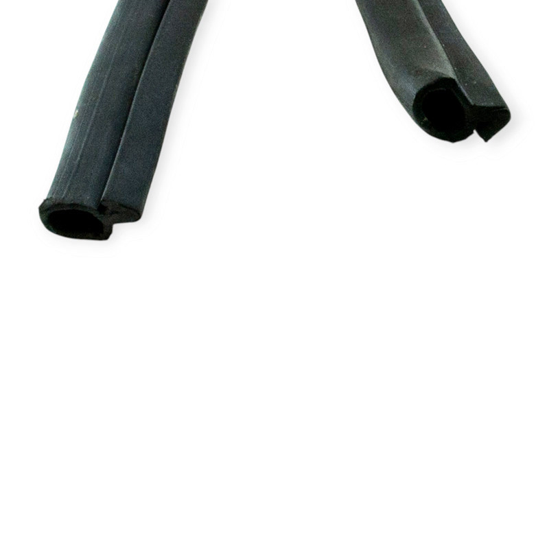 Уплотнитель МТЗ старый образец (выписовать кратно 4 м, цена за 1м) двери Мукачево - изображение 1