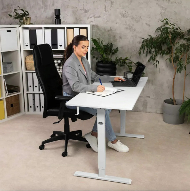 Офисное кресло со спинкой и подлокотниками черное Adelo Стильное компьютерное кресло Кресло руководителя Киев - изображение 4