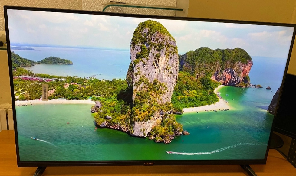 НОВИНКА (2023) Телевизор Samsung 4K , Smart TV 45