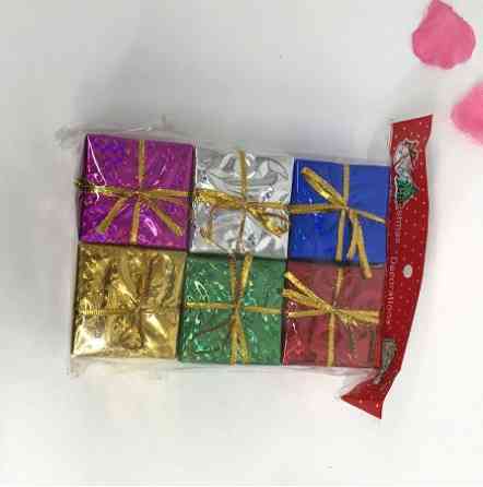 Набір ялинкових іграшок Подарунки 6 штук 45 на 45 на 45 мм різнобарвний Київ