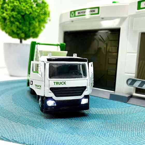 Гараж з машинкою Chengmei Toys Сміттєвоз із контейнером зі світловими та звуковими ефектами Біло-зелений (CLM-552) Чернігів