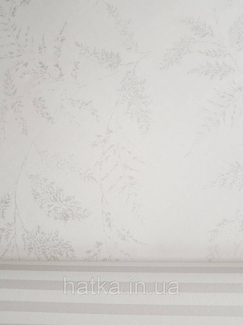 Шпалери флізелінові дитячі еко Lutece Tartine et Chocolat ніжні великі гілки листя світло сірі на білому Київ - фото 2