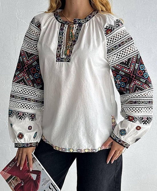 Женская современная вышиванка с разноцветной вышивкой 80% хлопок, 20% полиэстер. Белый, 50 Одесса - изображение 1