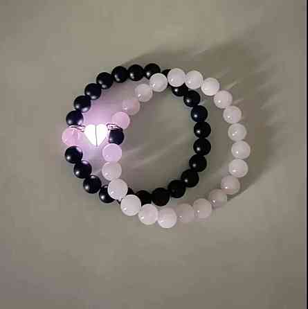 Парні браслети з флуоресцентним серцем – світяться в темряві Київ