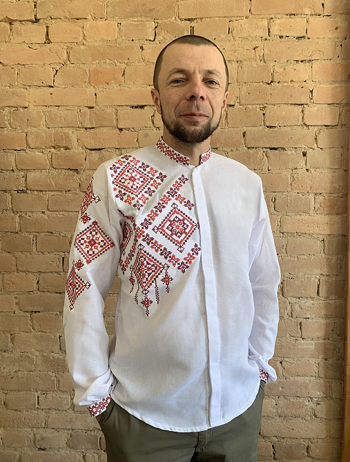 Сучасна біла чоловіча вишиванка на ґудзиках. Київ - фото 1