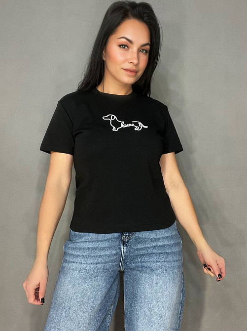Футболка жіноча A-N 25195 однотонна базова з вишивкою собачки попереду середня довжина  one size, чорний, one size Київ - фото 1