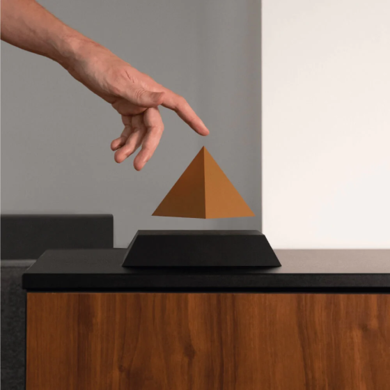 Левитирующая пирамида FLYTE, черная основа, золотистая пирамида Ровно