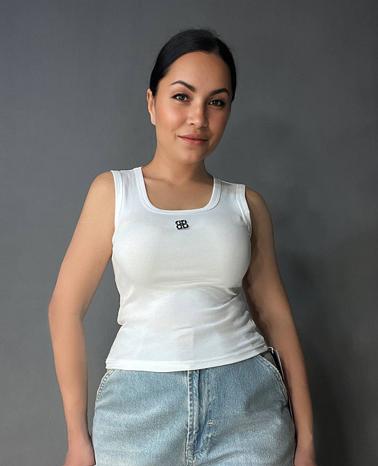 Майка женская A-N 25001 с широкими бретелями и металлическим значком буквы, белый, one size Киев - изображение 5