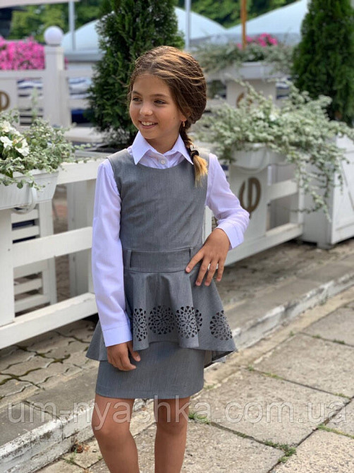 Красивий шкільний сірий сарафан 