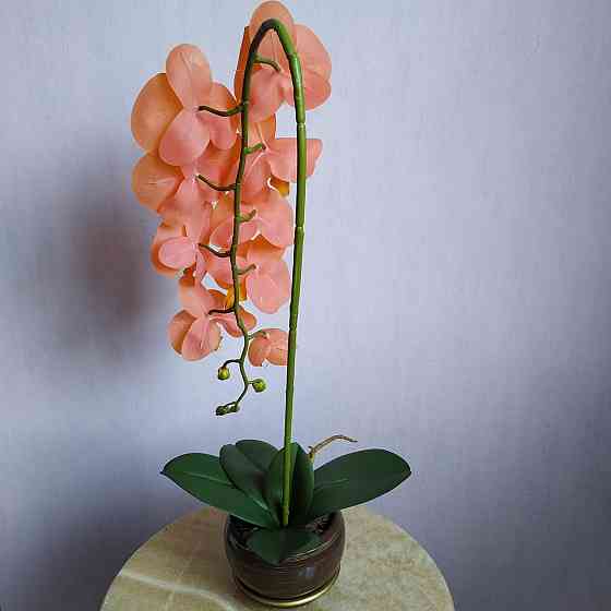 Штучна латексна орхідея VIP у коричневому керамічному кашпо на одну гілку помаранчева Дніпро