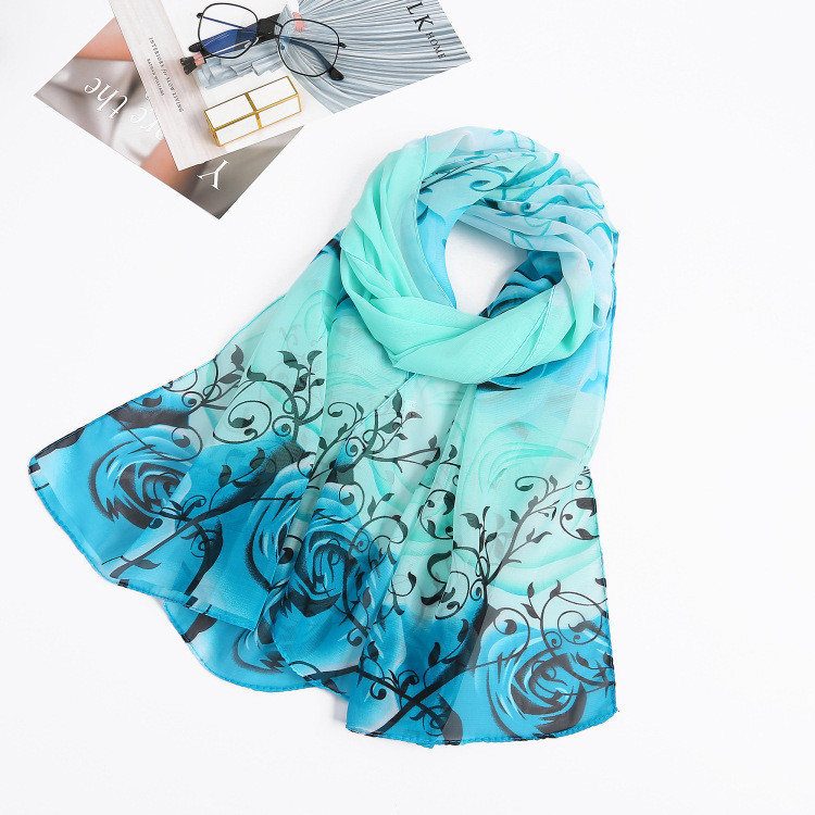 Шарф с розами шифоновый женский 145 на 48 см голубой Киев - изображение 3