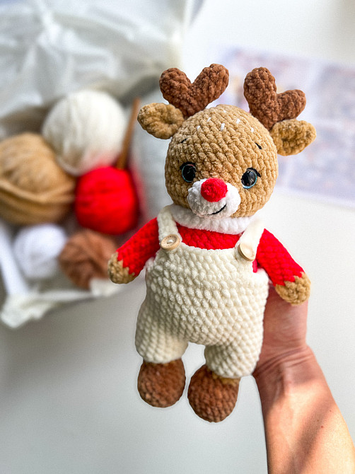 Набір для в'язання гачком "Різдвяний олень в комбінезоні" 28 см. Новорічний подарунок, різдвяний дек Київ - фото 1