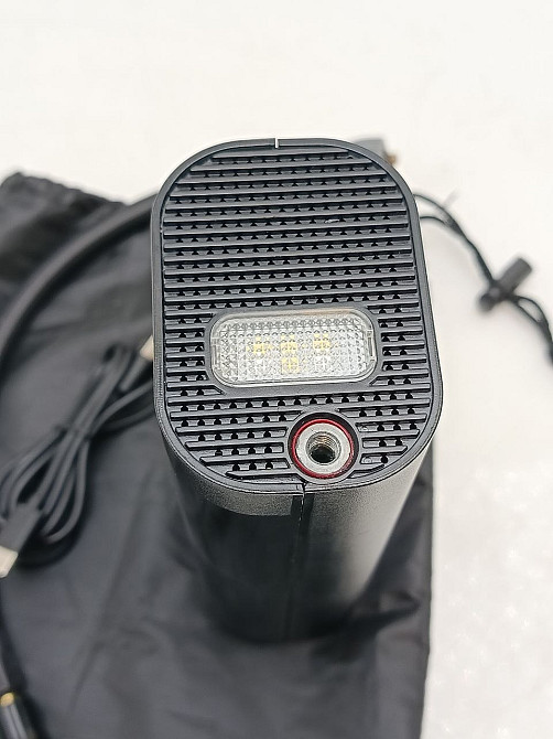 Портативний акумуляторний компресор GGV 2000mAh — Автомобільний насос + Power Bank + Ліхтар (Товар вживаний) Луцк - изображение 3