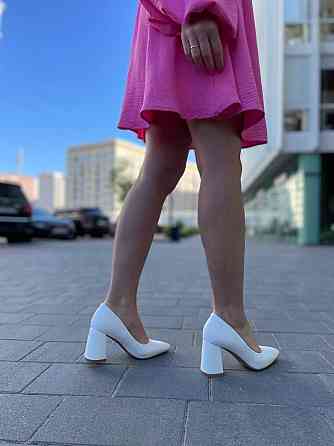 Meideli Модні жіночі туфлі з гострим носком на грубих підборах 8 см. з еко-шкіри білі весна-осі Коломия