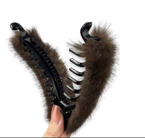 Шпилька-банан зі штучного хутра Смела