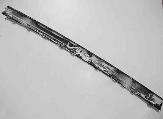 Mercedes-Benz  A2038852921 Дефектний центральний молдинг заднього бампера з поламаним хромом C-Class W203 Одеса