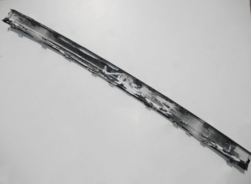 Mercedes-Benz  A2038852921 Дефектний центральний молдинг заднього бампера з поламаним хромом C-Class W203 Одеса - фото 2