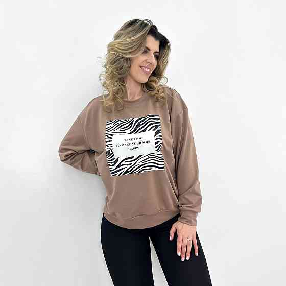 Женский свитшот с анималистичным принтом 