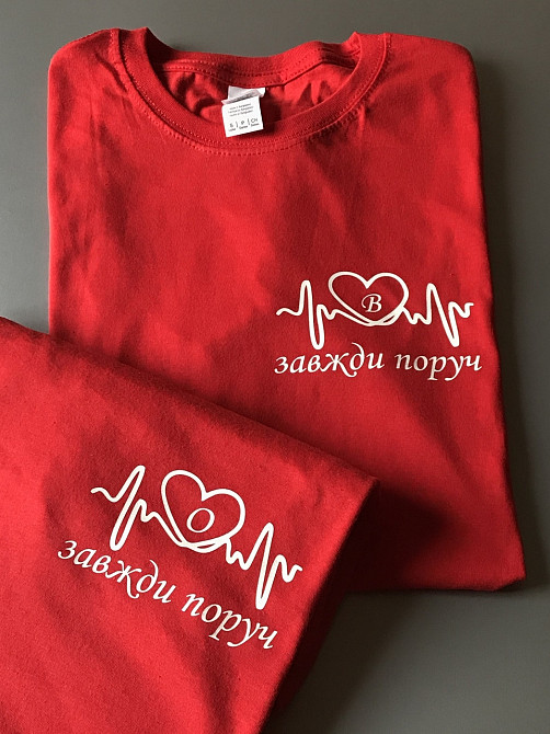 Парные футболки для парня и девушки с кардиограммой Всегда рядом и Вашими инициалами в сердце Черновцы - изображение 1