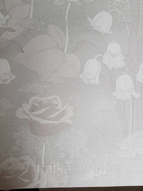 Шпалери вінілові Lutece Melody 51197007 квіти троянди дзвіночки листя білі бежеві на світло-сірому тлі Київ - фото 1