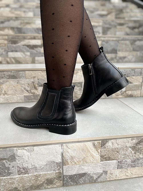 Vesna Стильні жіночі шкіряні демісезонні черевики весна-осінь на низькому каблуці чорні (2468) Коломия - фото 2