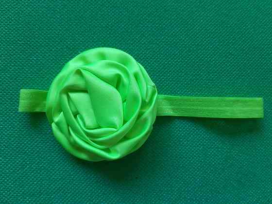 Пов'язка дитяча з трояндочкою салатова - квітка 8см, окружність 36-52см Київ