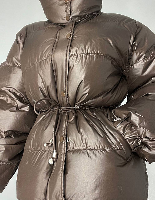 Куртка женская Fashion 2401 глянцевая удлиненная с капюшоном пояс шнурок коричневый, коричневый, M Киев - изображение 18