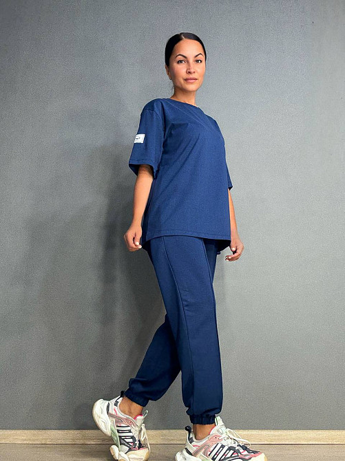 Костюм женский CAPPITONE 101212 оверсайз футболка и джогеры с нашивками темно синий, темно-синий, L Киев - изображение 17