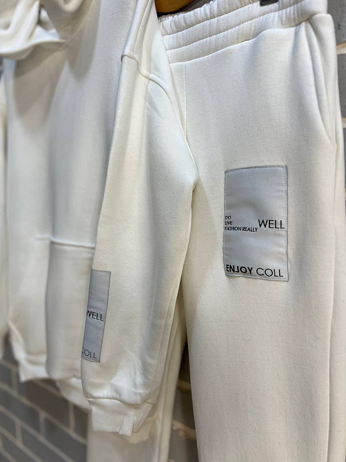 Костюм женский ENJOY 2920 худи с капюшоном брюки резинка нашивка утепленный флис белый, белый, L Киев - изображение 8