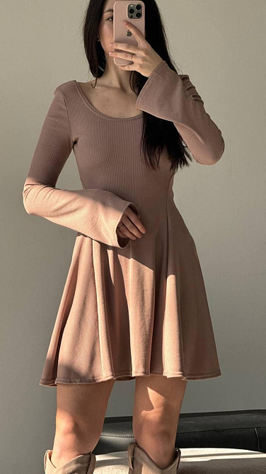 Женское стильное романтичное платье свободного кроя из трикотажа в рубчик Мокко, 42/44 Одесса - изображение 1