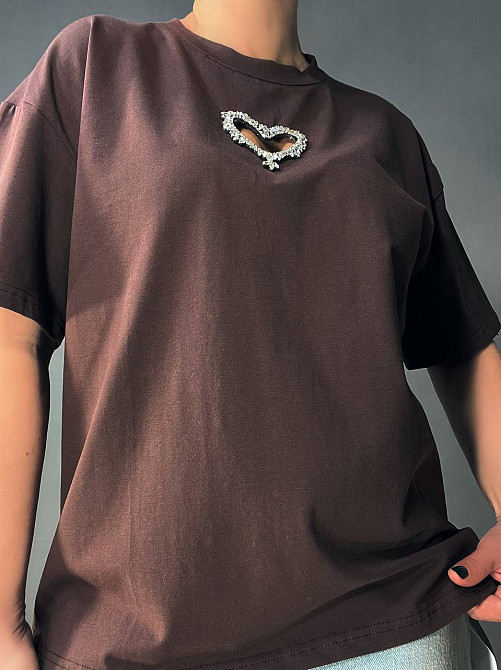 Футболка женская A-N 27009 оверсайз с вырезом в форме сердца с камнями, коричневый, one size Киев - изображение 5