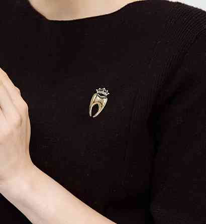 Брошка зуб із короною золота зі стразами, значок стоматологічний подарунок лікарю Київ