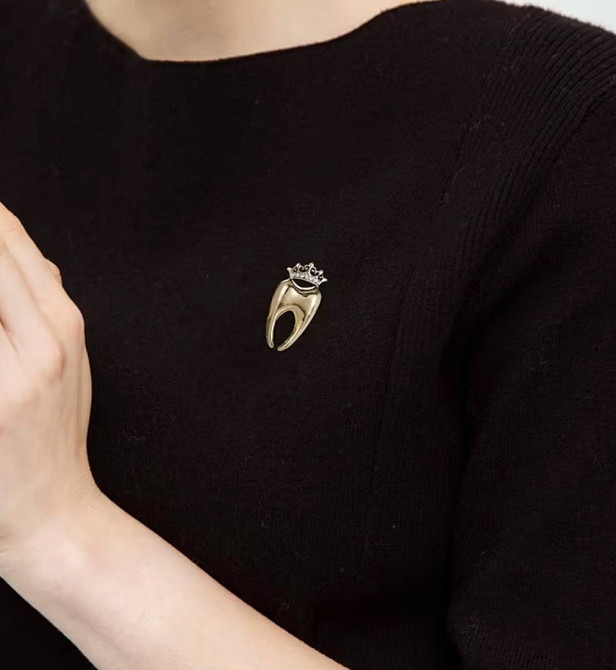 Брошка зуб із короною золота зі стразами, значок стоматологічний подарунок лікарю Київ - фото 4