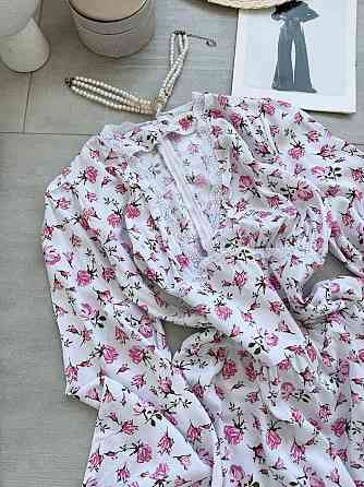 Женское романтичное мини платье в цветочный принт с кружевом софт / штапель Одесса