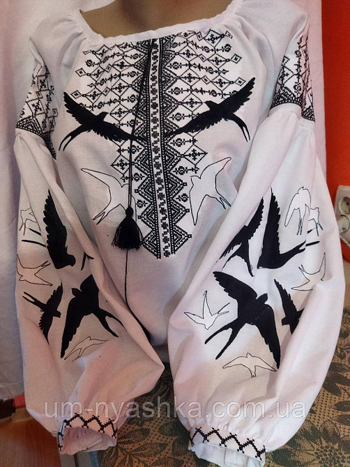 Жіноча вишиванка з жовто-блакитною вишивкою Ластівки Кривий Ріг - фото 2