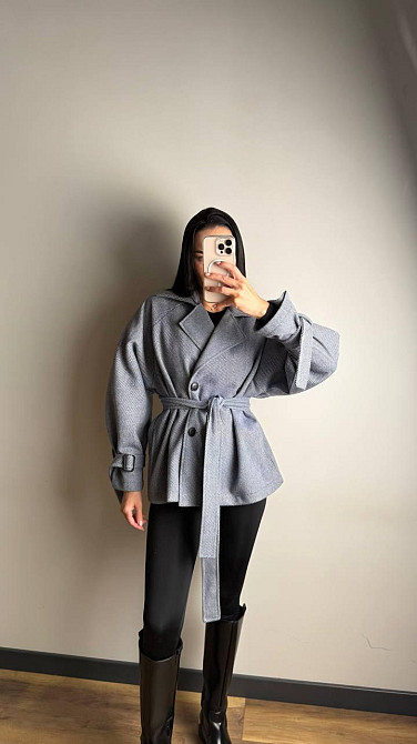 Женское трендовое пальто с двубортной застежкой на пуговицы и поясом Синий Одесса - изображение 8