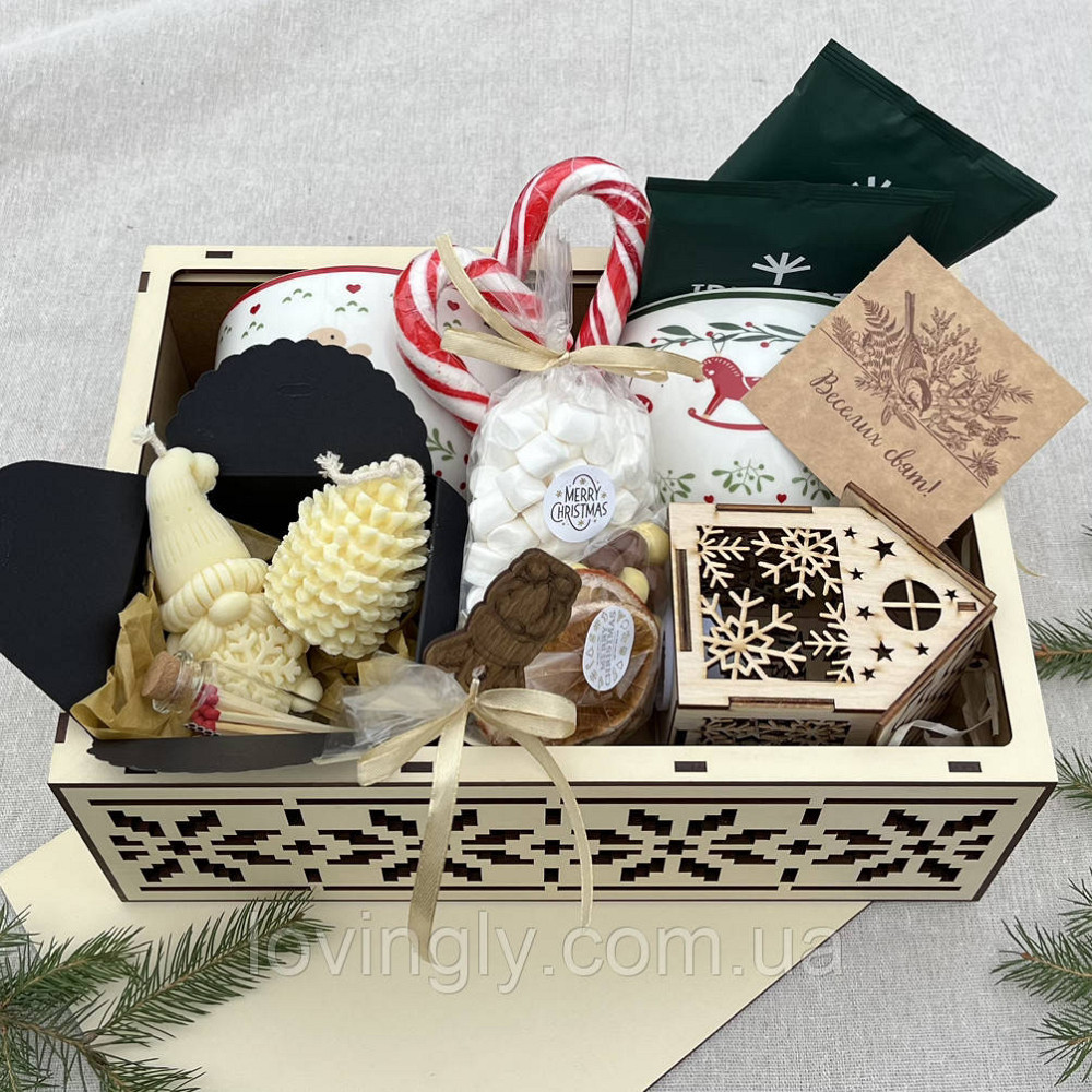 Новорічний подарунок для родини або пари у дерев’яній коробці зі свічками та чашками Ірпінь - фото 14