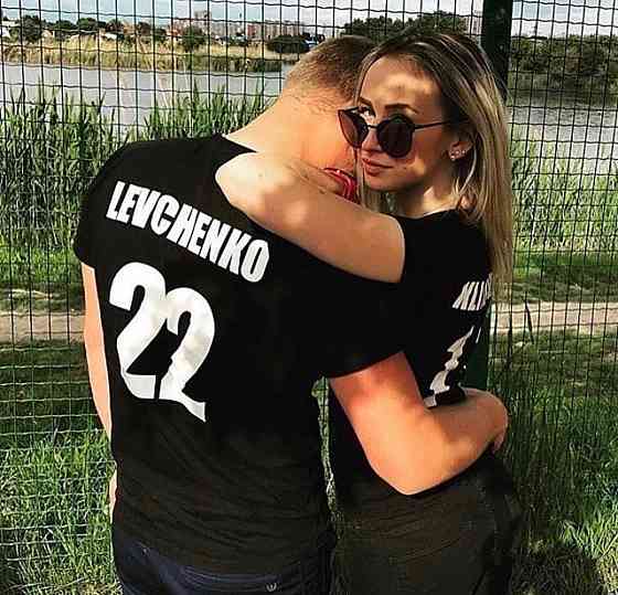 Чорні Парні футболки для хлопця та дівчини з індивідуальним прізвищем і цифрою Чернівці