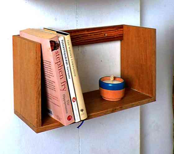 Настенная книжная полка 
