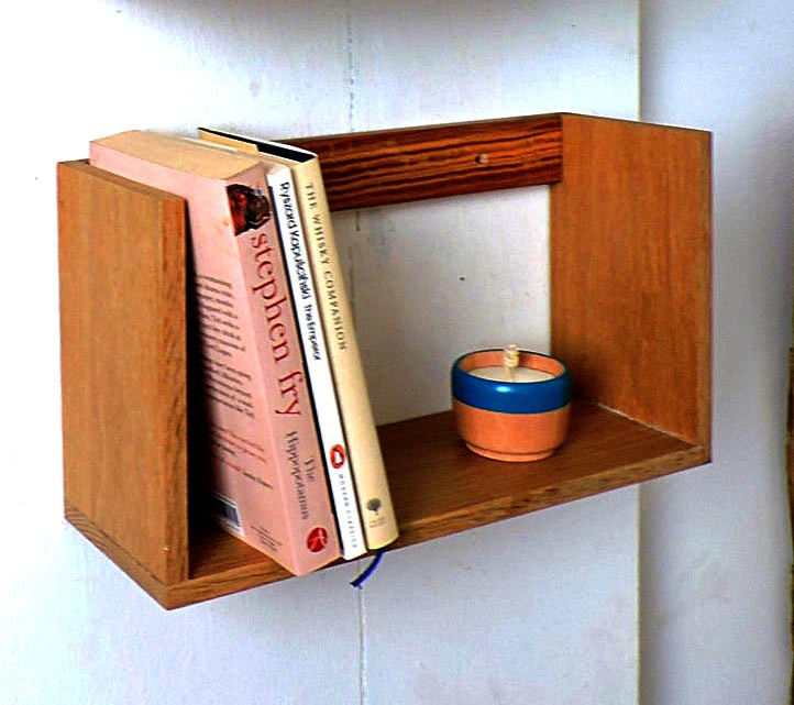 Настенная книжная полка 