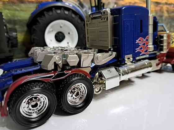 Трансформер Optimus Prime Висота трансформера 30 см Київ