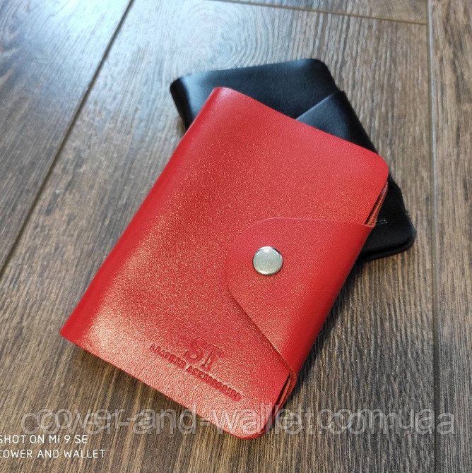 Червона шкіряна компактна візитниця на кнопці ST Leather Київ - фото 1