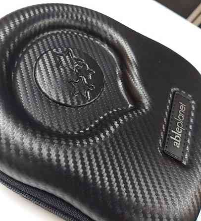 Жёсткий высококачественный плоский чехол для наушников. Харьков