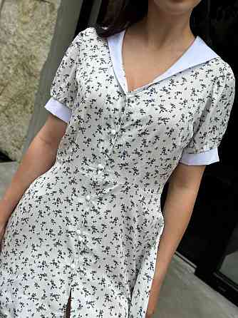 Жіноча міні-сукня з штапелю з білим комірцем Фіолетові квіти XS-S Харків