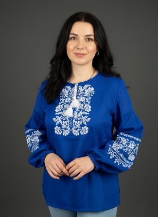 Шифонова жіноча блузка синього кольору з білою вишивкою на рукавах 48 Київ