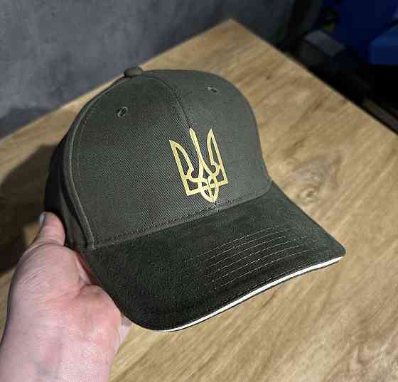 Чорна Кепка із золотим гербом України Чернівці