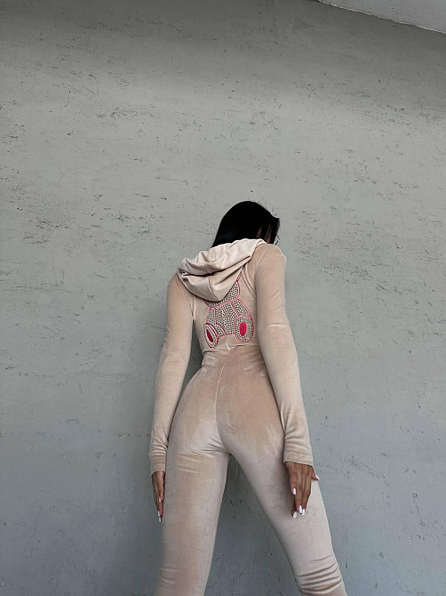 Женский облегающий комбинезон с вышивкой и камушками на спинке турецкий велюр Бежевый, 46/48 Одесса - изображение 9